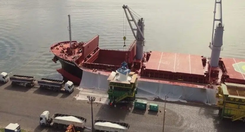 Maior navio de fertilizantes do mundo chega ao Porto de Paranagu? com carga de sulfato de am?nio