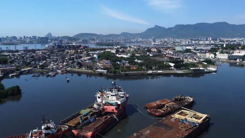 Cemit?rio flutuante - mais de 120 navios est?o abandonados no litoral brasileiro ? espera de legisla??o sobre desmonte