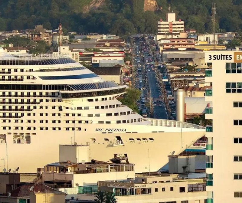 Navio gigante invadiu a cidade de Santos em foto incr?vel