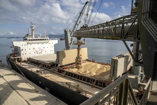 Porto de Paranagu? cerca de 60 navios aguardam carregamento
