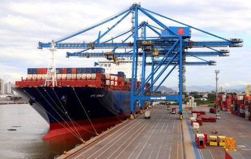 Portonave recebe um dos maiores navios a operar no Brasil