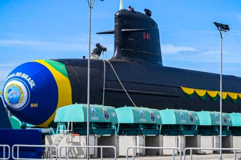 submarino-tonelero-e-lancado-ao-mar-e-inicia-testes