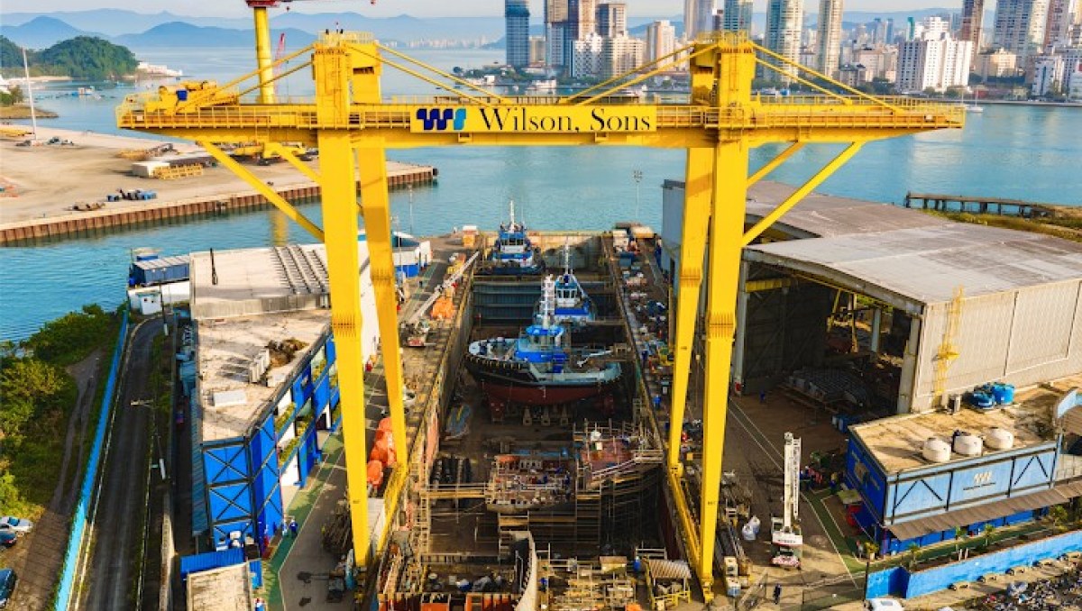 imagem do estaleiro da Wilson Sons na Margem Esquerda do Porto de Santos, mostrando um rebocador em construção ou em manutenção.