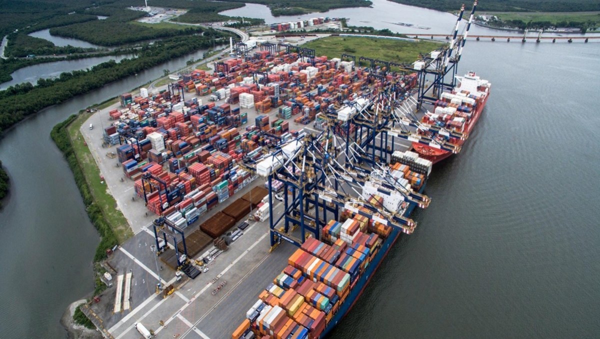 Zhen Hua 23 chega a Santos com equipamentos para expansão da DP World