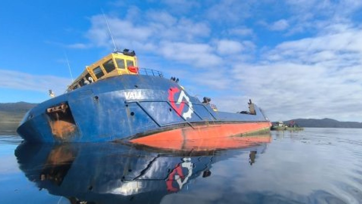 Buque salmonero termina varado tras impactar roqueríos en Región de Aysén
