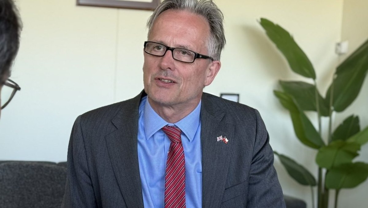 Embajador de Reino Unido en Chile afirma que ruta marítima hacia islas Flakland es una iniciativa privada