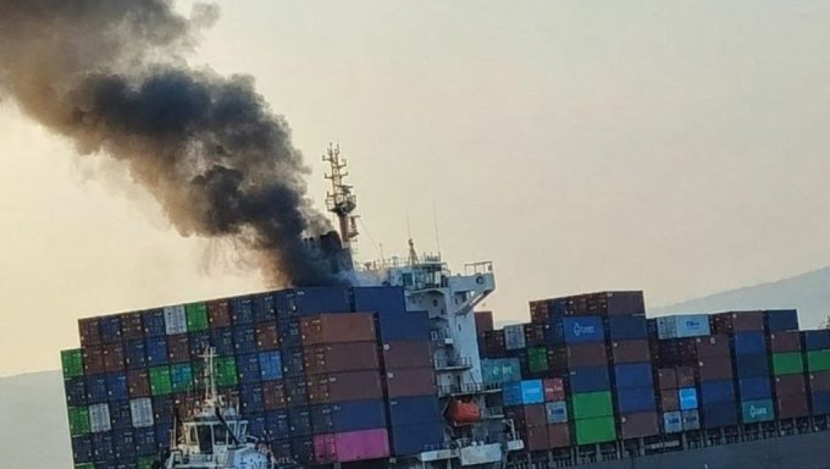 Navio porta-contêineres afunda após ataque no Estreito de Ormuz, informa Singapura