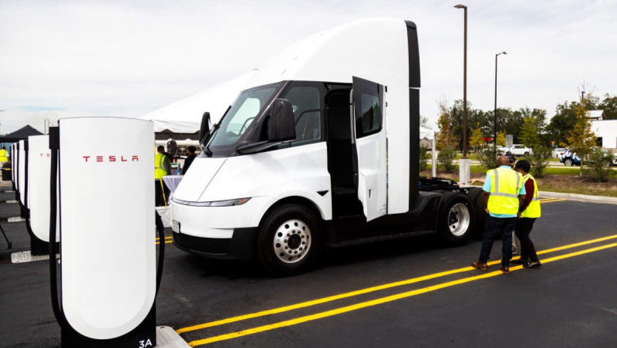 Tesla e Pilot inauguram estação de recarga de alta potência para caminhões elétricos nos EUA