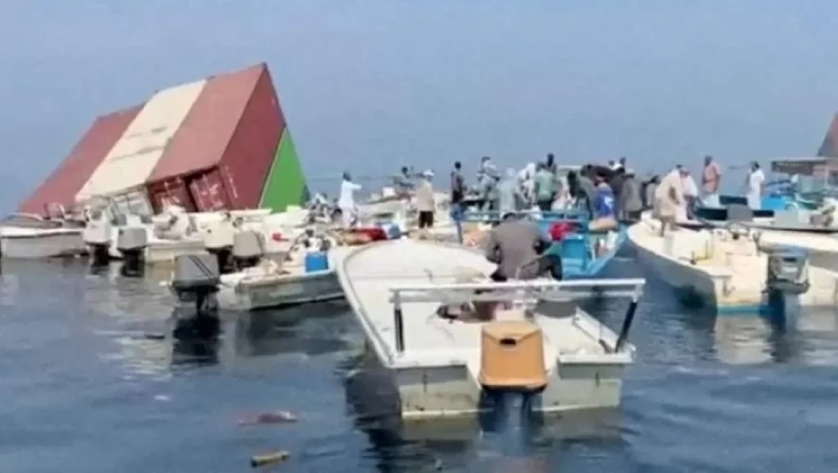 Contêineres do GFS Pride ficam à deriva no Estreito de Hormuz após naufrágio