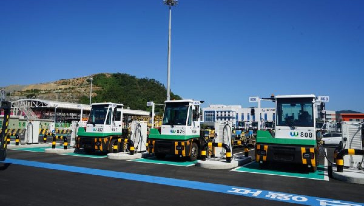 Corea del Sur: DP World despliega 55 electro-tractores en su terminal de Busan