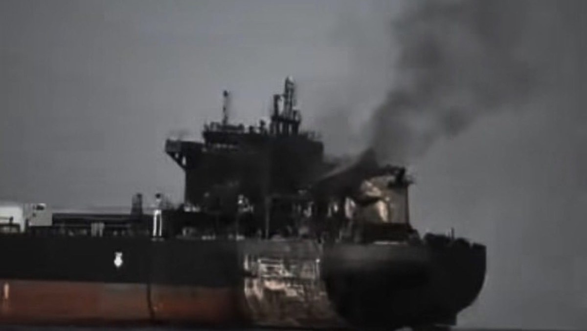 Petrolero recibe impacto de proyectil desconocido frente a Arabia Saudita 