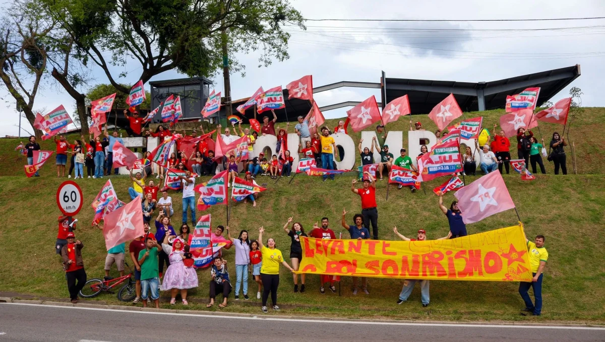 Trabalhadores marcham por democracia, em Colombo (PR)