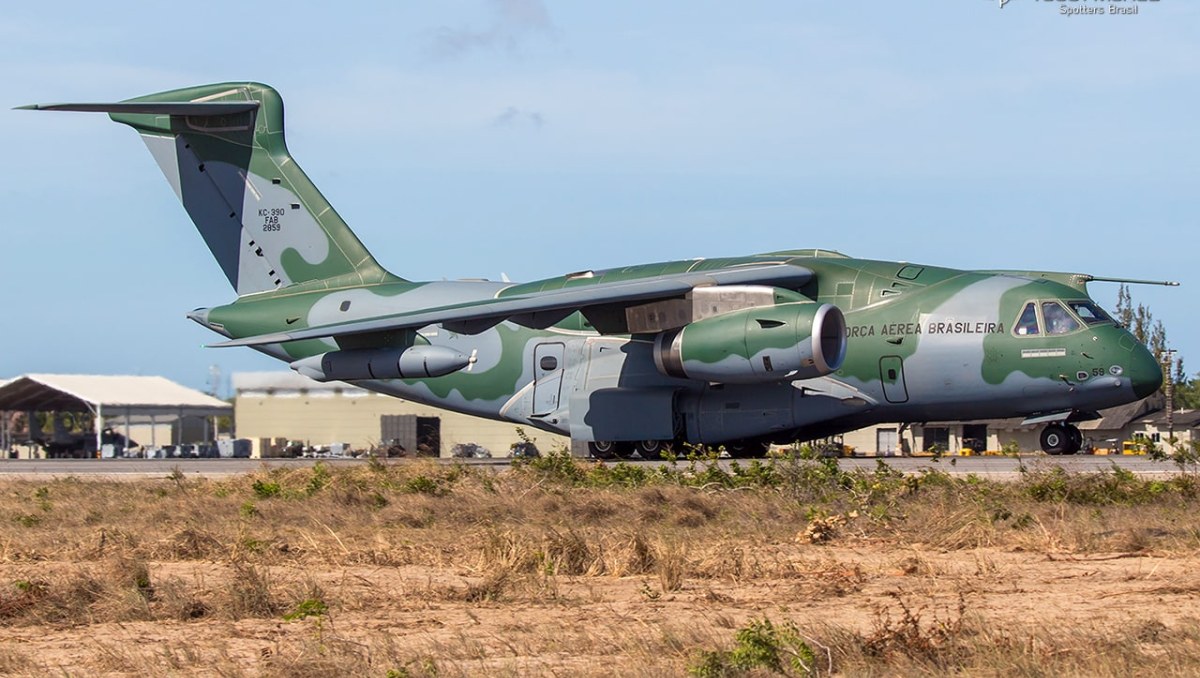 KC-390 da FAB cruza 1.700 km do Atlântico em missão após incêndio em cargueiro