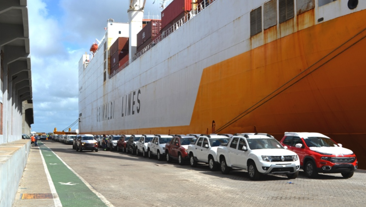 Uruguay: Saturación de vehículos descargados en Puerto de Montevideo obliga a ocupar antiguo recinto ferroviario