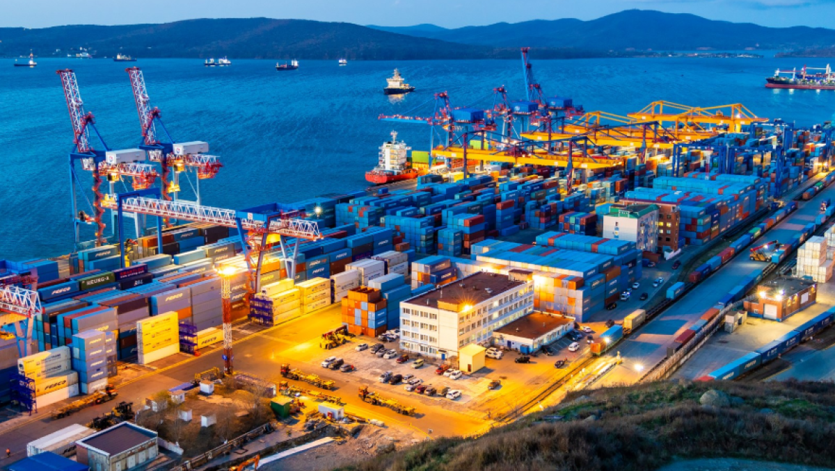 Rusia: Puerto Comercial de Vladivostok ve aumento del 15% en manejo de contenedores hasta septiembre