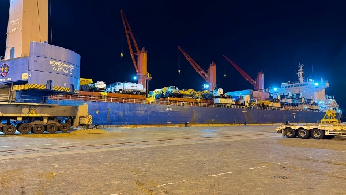 Kenia: Puerto de Lamu recibe nuevo buque con carga pesada para refinería de Dangote