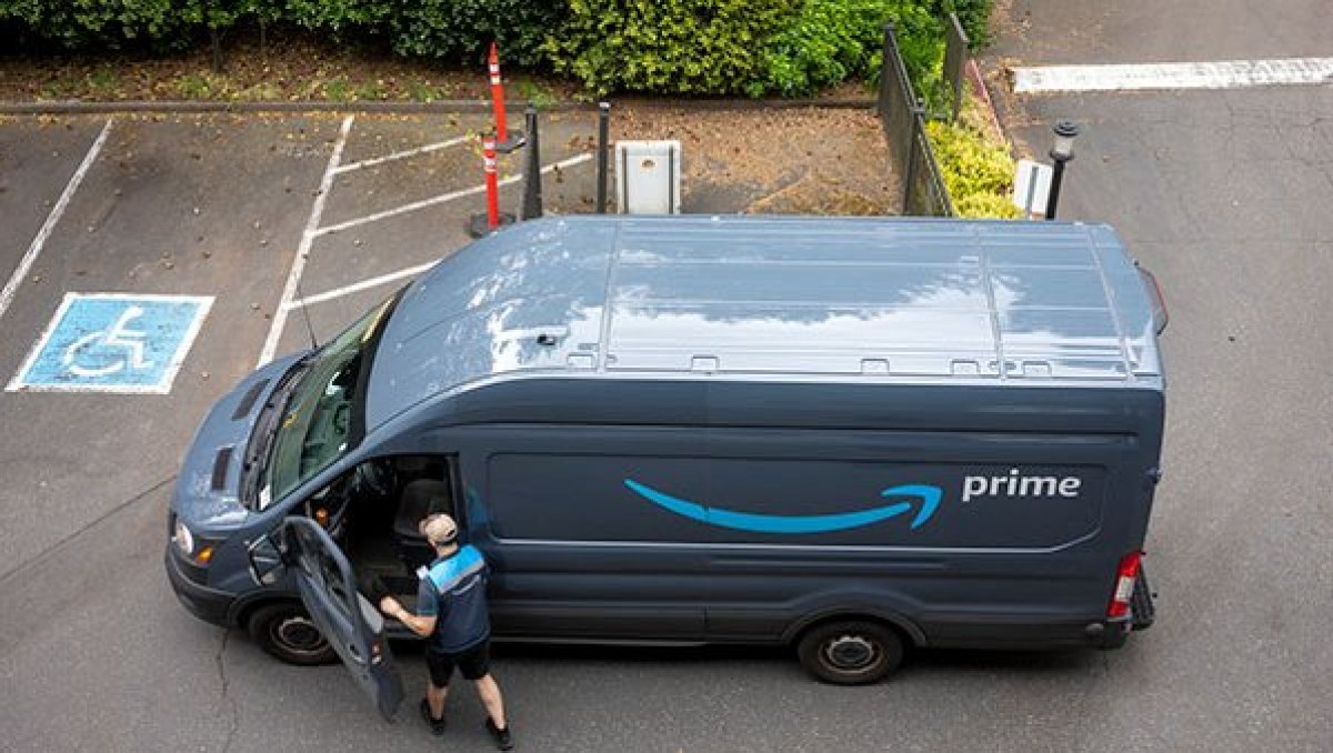 Amazon Seeks More Than 300,000 Workers Ahead of Holiday Rush