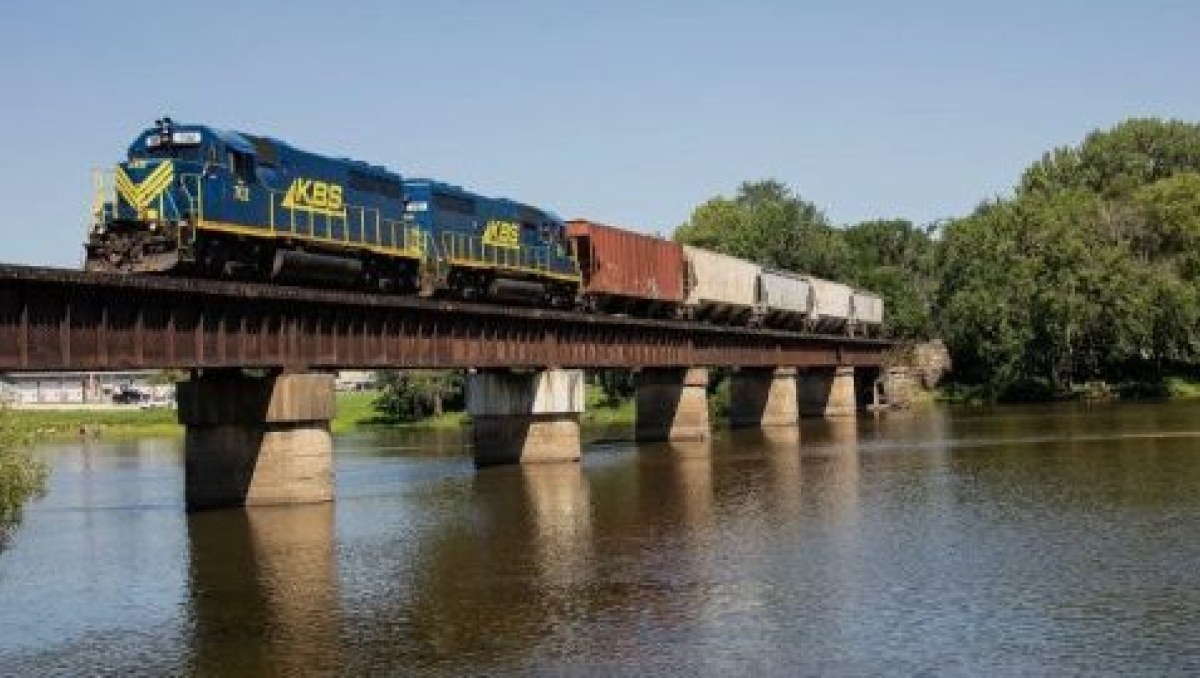 Pinsly Railroad Co acquires Kankakee, Beaverville & Southern Railroad