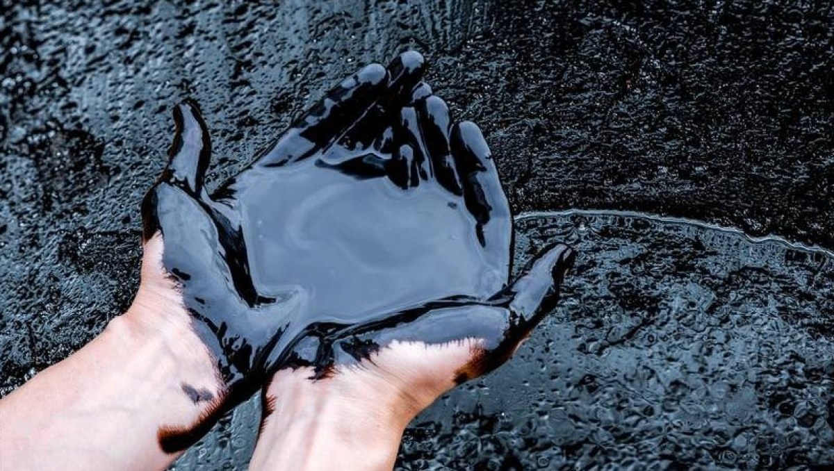 Tanker Oil Spill Forces Closure of Beaches in UAE