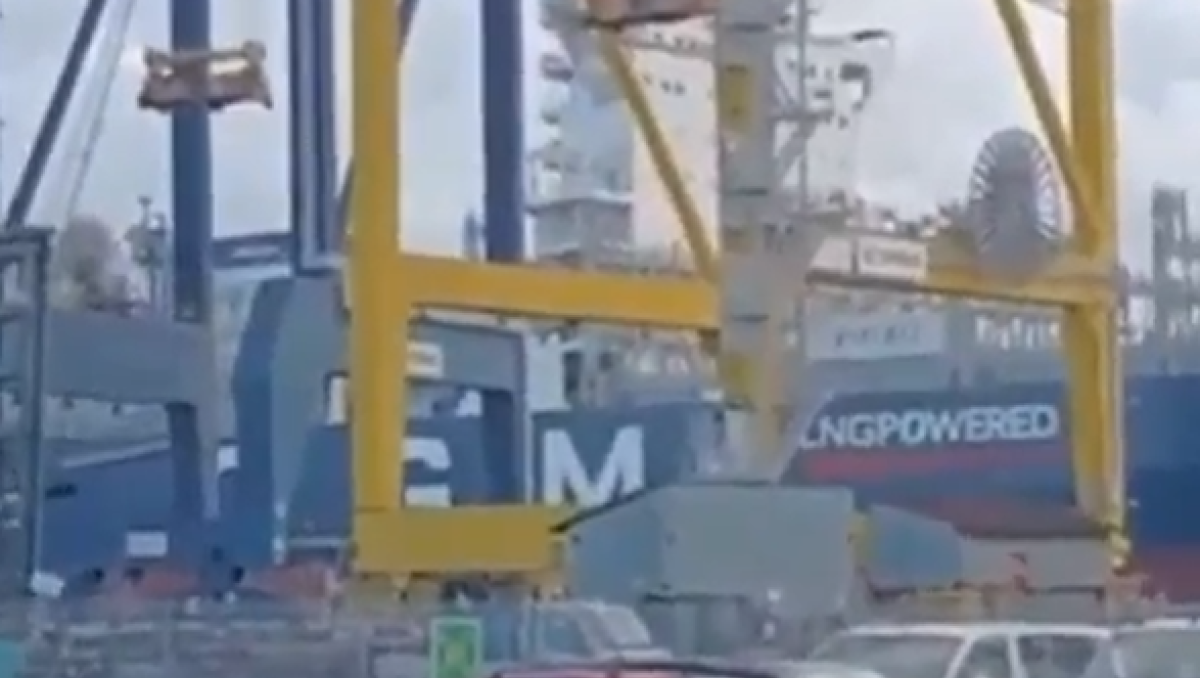 Italia: Portacontenedores de CMA CGM colisiona contra grúa en Puerto de Livorno
