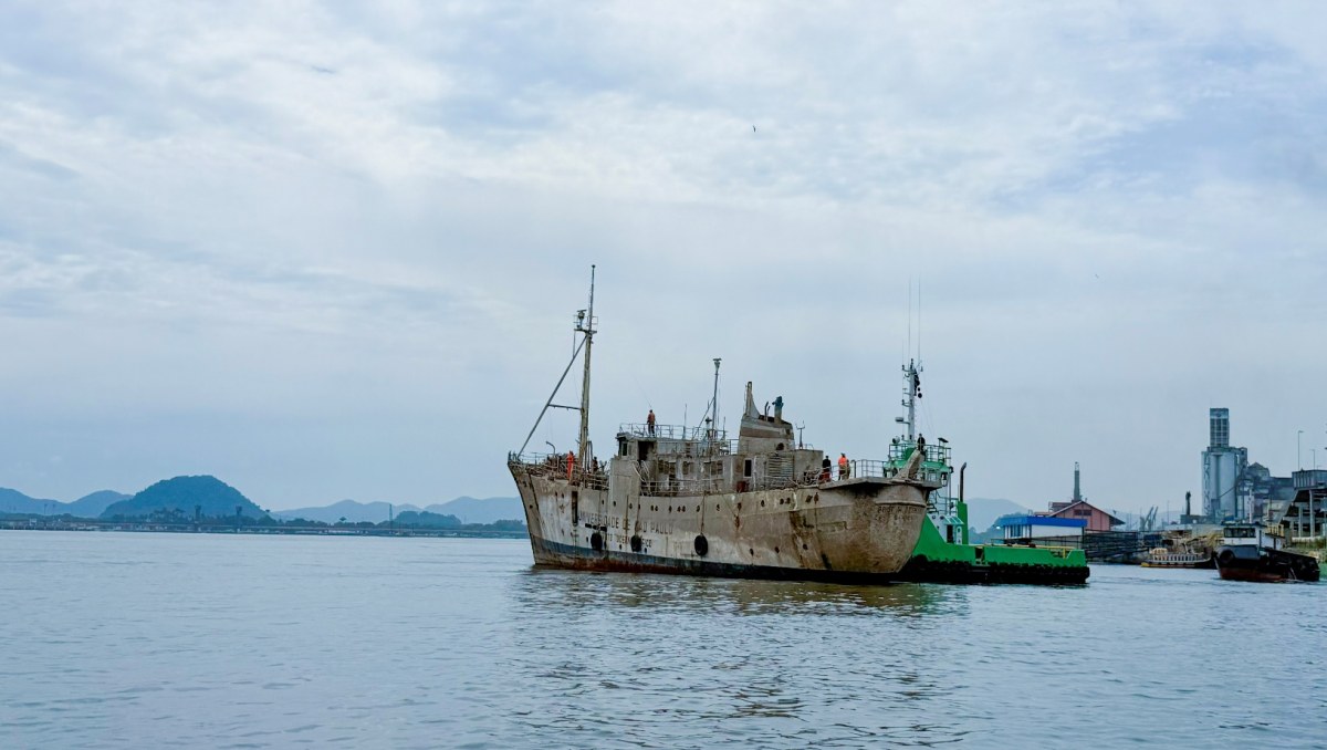 Navio Besnard é rebocado para estaleiro e deve voltar como atração ao Valongo