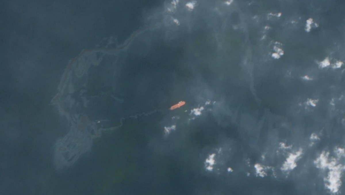 Se extiende vertido de petróleo desde buque en alta mar por costas de Emiratos Árabes Unidos
