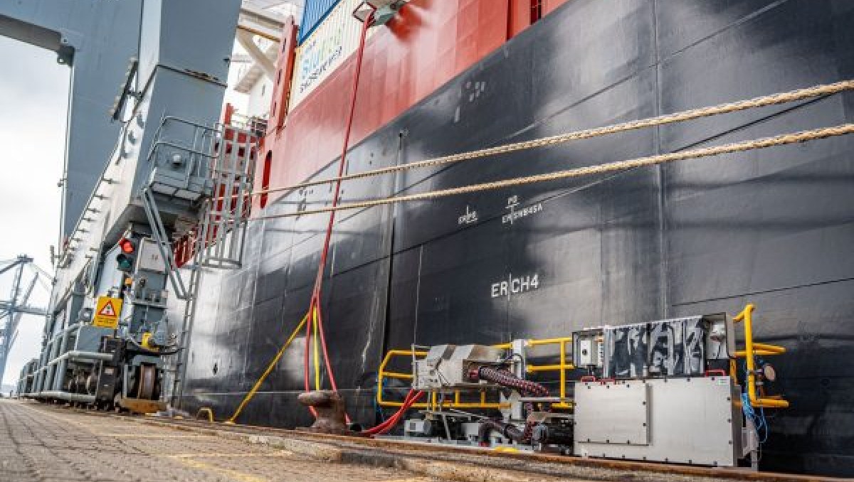 Dinamarca: Puerto de Aarhus conecta primer portacontenedores a red eléctrica en tierra