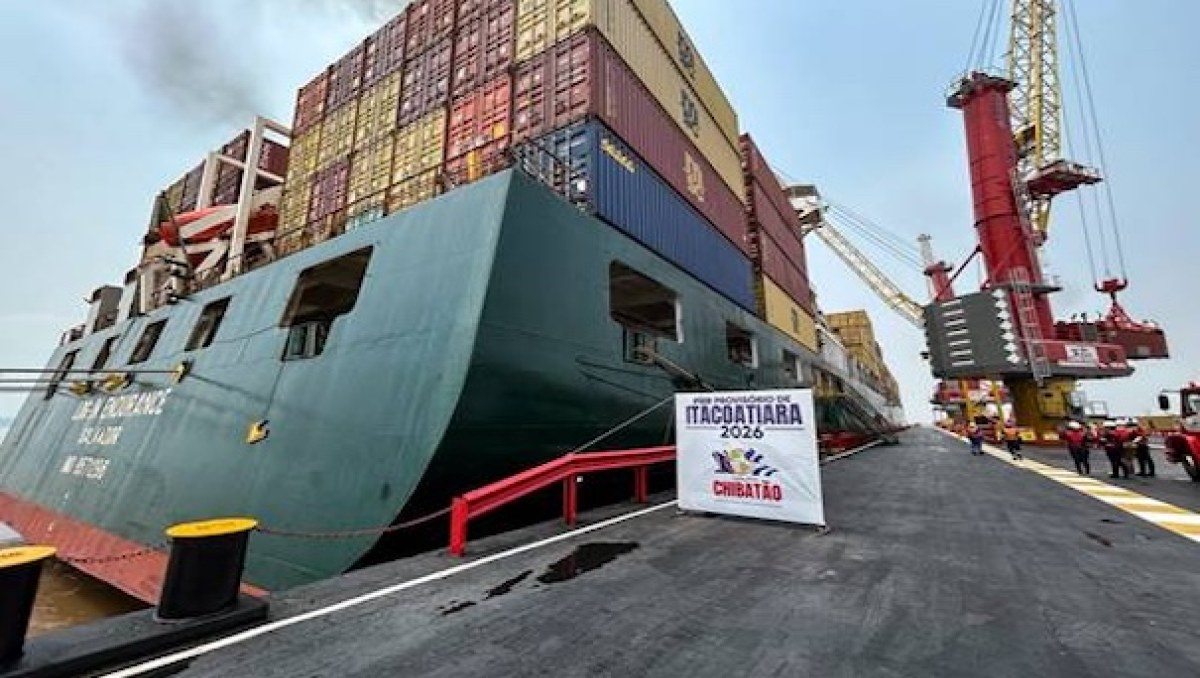 Estiagem obriga navio a descarregar 175 contêineres no Amazonas