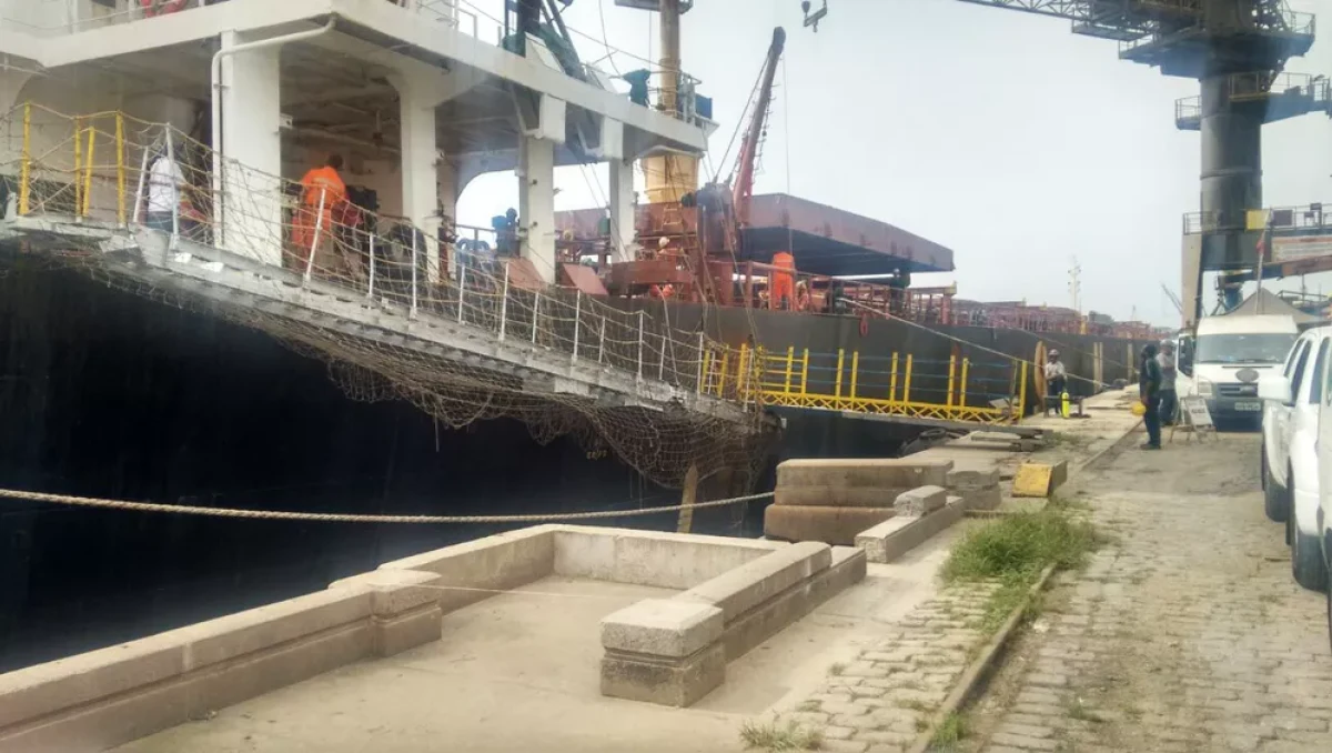 Barcaça rompe cabos de energia e suspende trecho de navegação no Porto de Santos