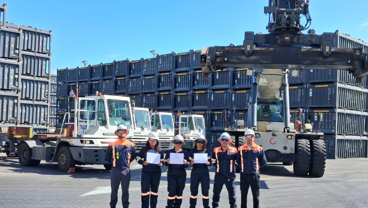 Trabajadoras de Servantis Mejillones reciben certificación para operar reach stackers