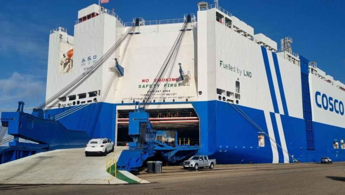 Alemania: Buque Ro-Ro de Cosco Shipping finaliza descarga en Puerto de Bremerhaven pese a complicaciones climáticas