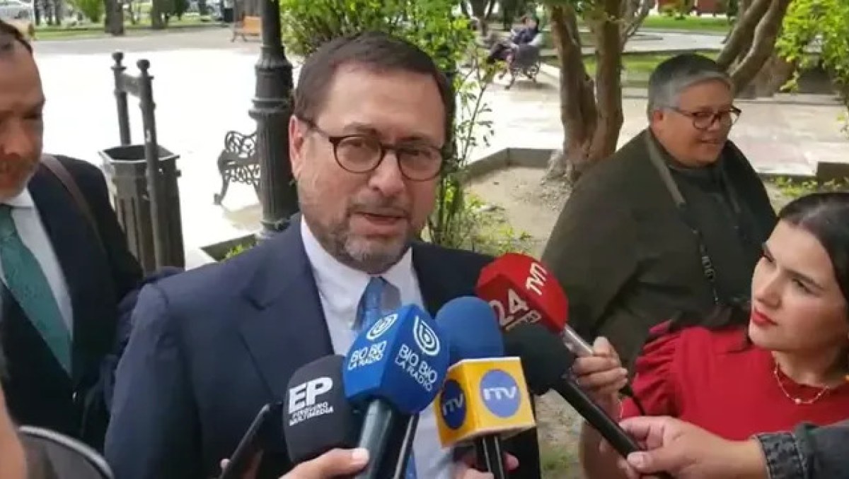 Canciller chileno sostiene que la navegación libre entre Punta Arenas e Islas Falkland está asegurada