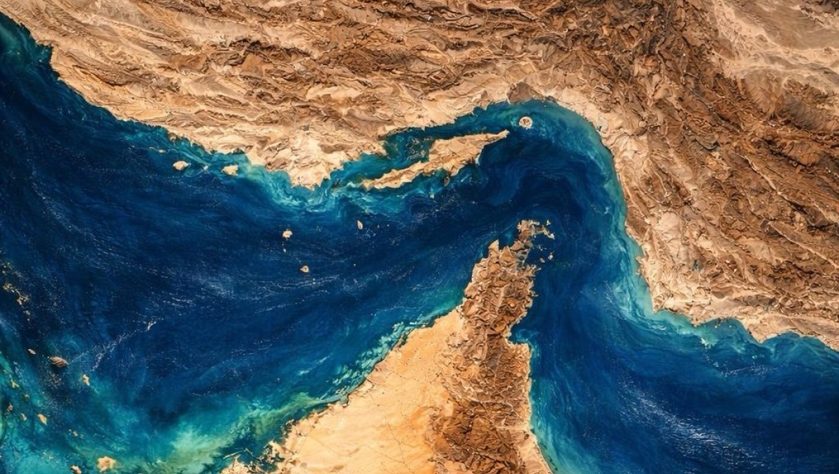 Irán afirma que tres buques se incendiaron en el estrecho de Ormuz