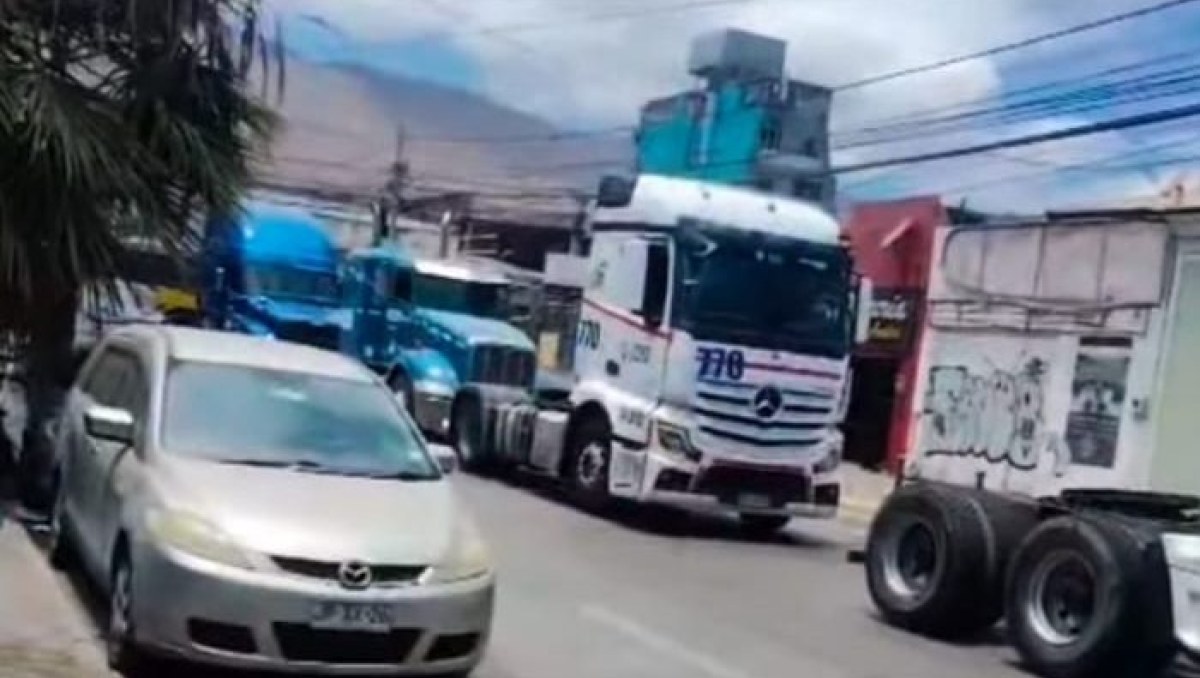Camioneros se movilizan en Iquique exigiendo respuesta del Gobierno ante alza de combustibles