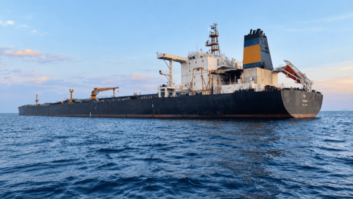 Armada de Omán evacúa a 25 tripulantes desde buque de bandera panameña frente a costas de Musandam