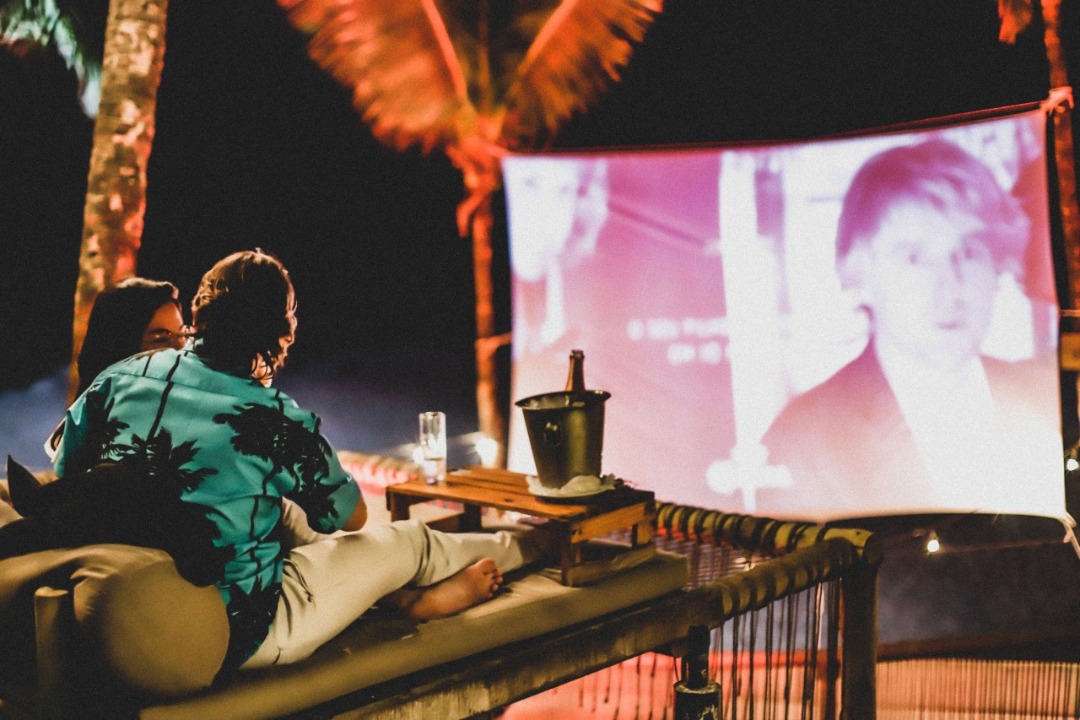 Menu especial e sessão de cinema ao ar livre embalam Dia dos Namorados no Blue Praia Bar