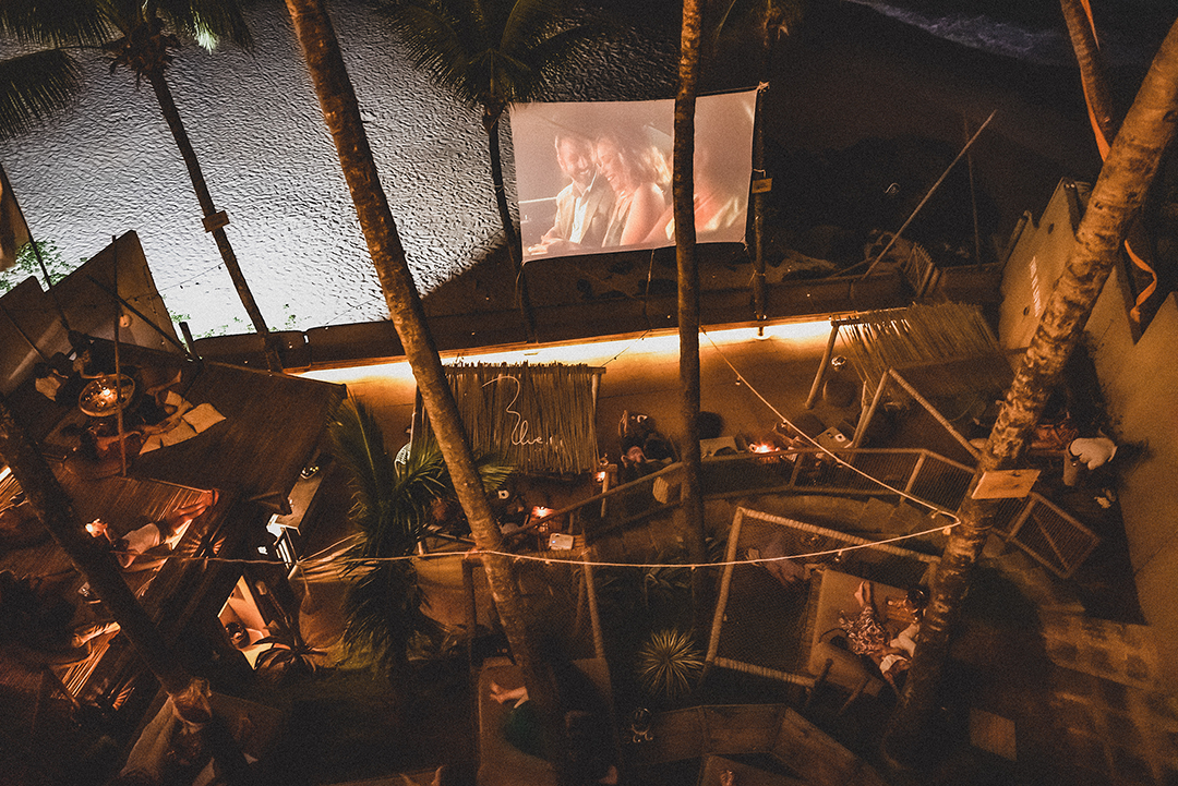 Blue Praia Bar exibe Uma Linda Mulher em sessão de cinema ao ar livre