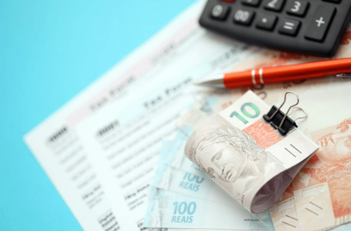 Finanças: 50% dos trabalhadores buscam dinheiro extra para fechar o mês, mas apenas 3% recorrem ao adiantamento salarial, revela Serasa Experian