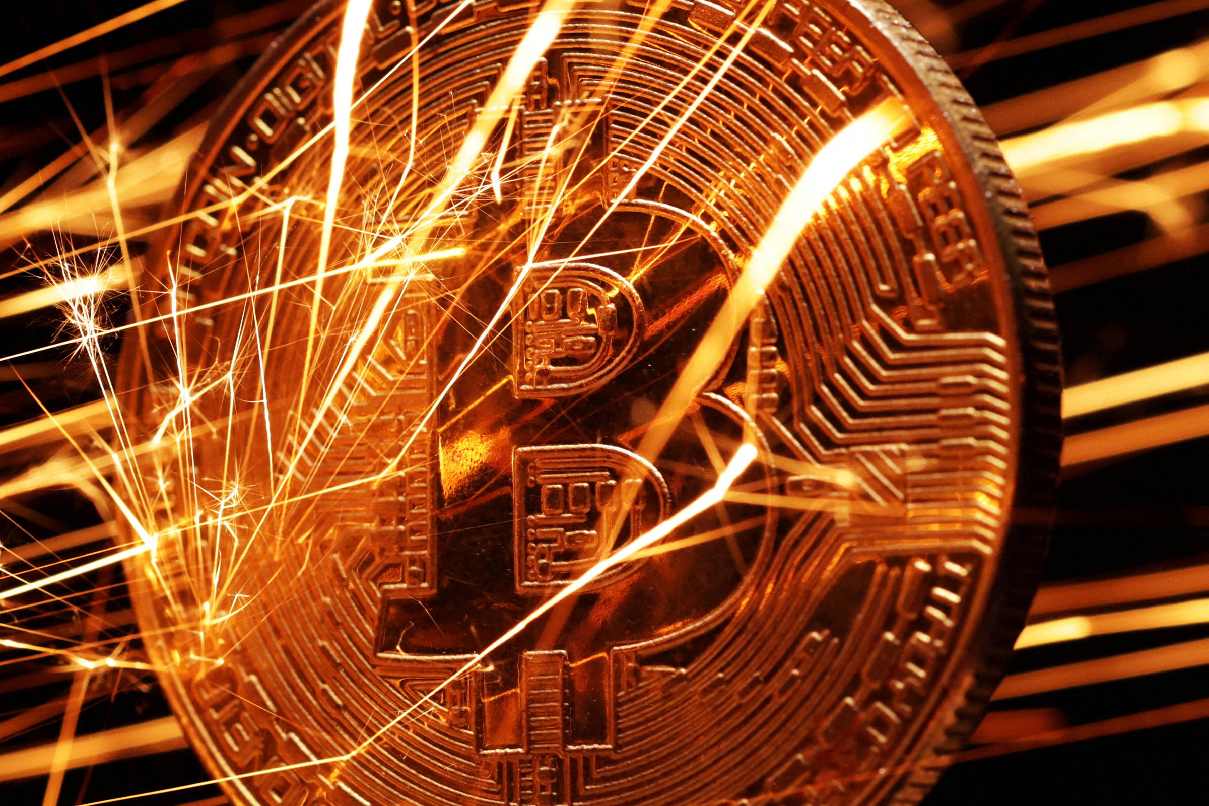 Bitcoin cai mais de 3% e tem menor valor desde maio; Bolsas pelo mundo voltam a cair