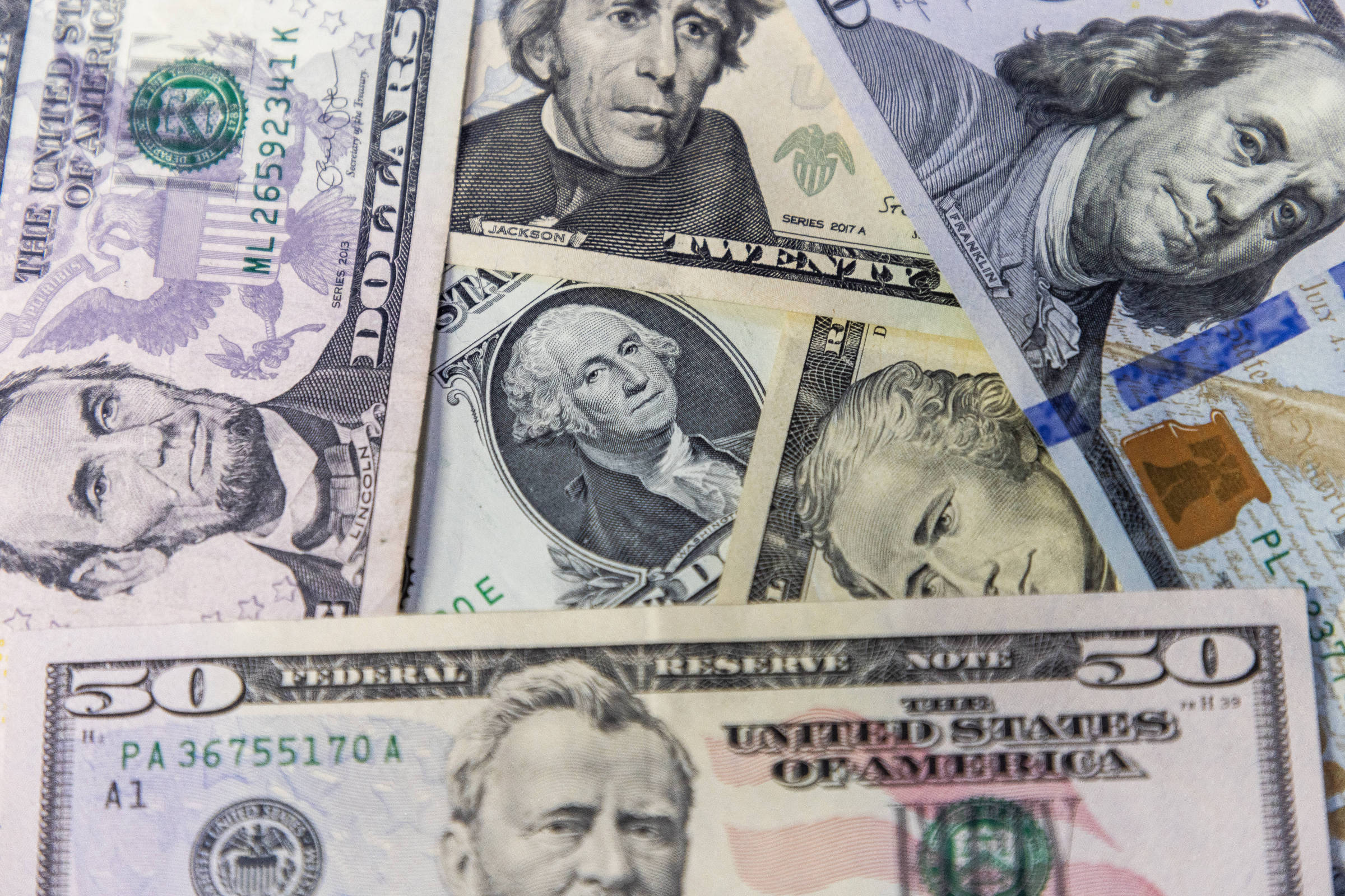 Dólar cai e Bolsa sobe com clima de cautela no exterior