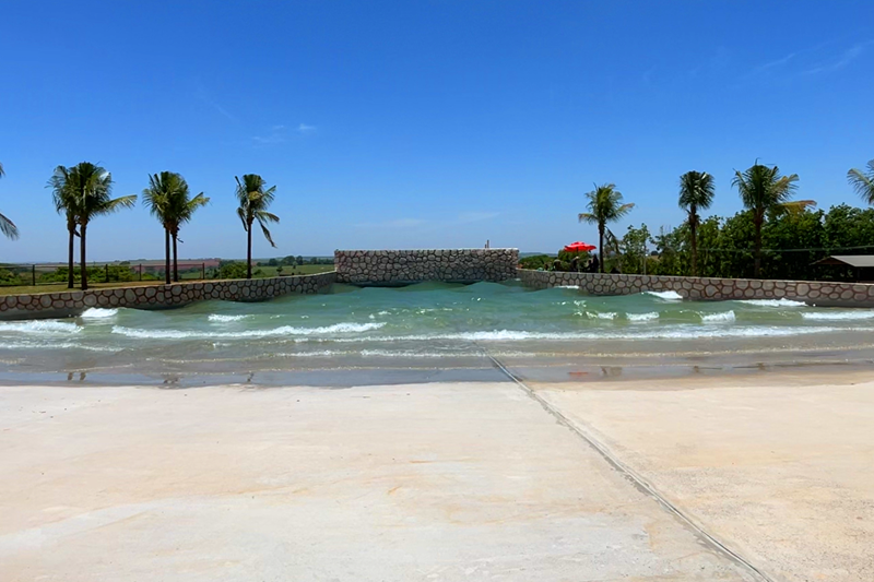 Praia no interior: saiba como funciona a piscina de ondas do Eco Thermas Tupã