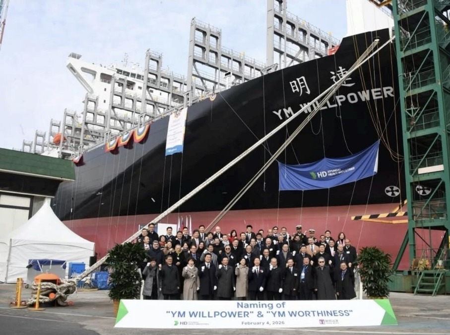 Yang Ming lança dois novos porta-contentores a GNL e inicia série de 15.500 TEU