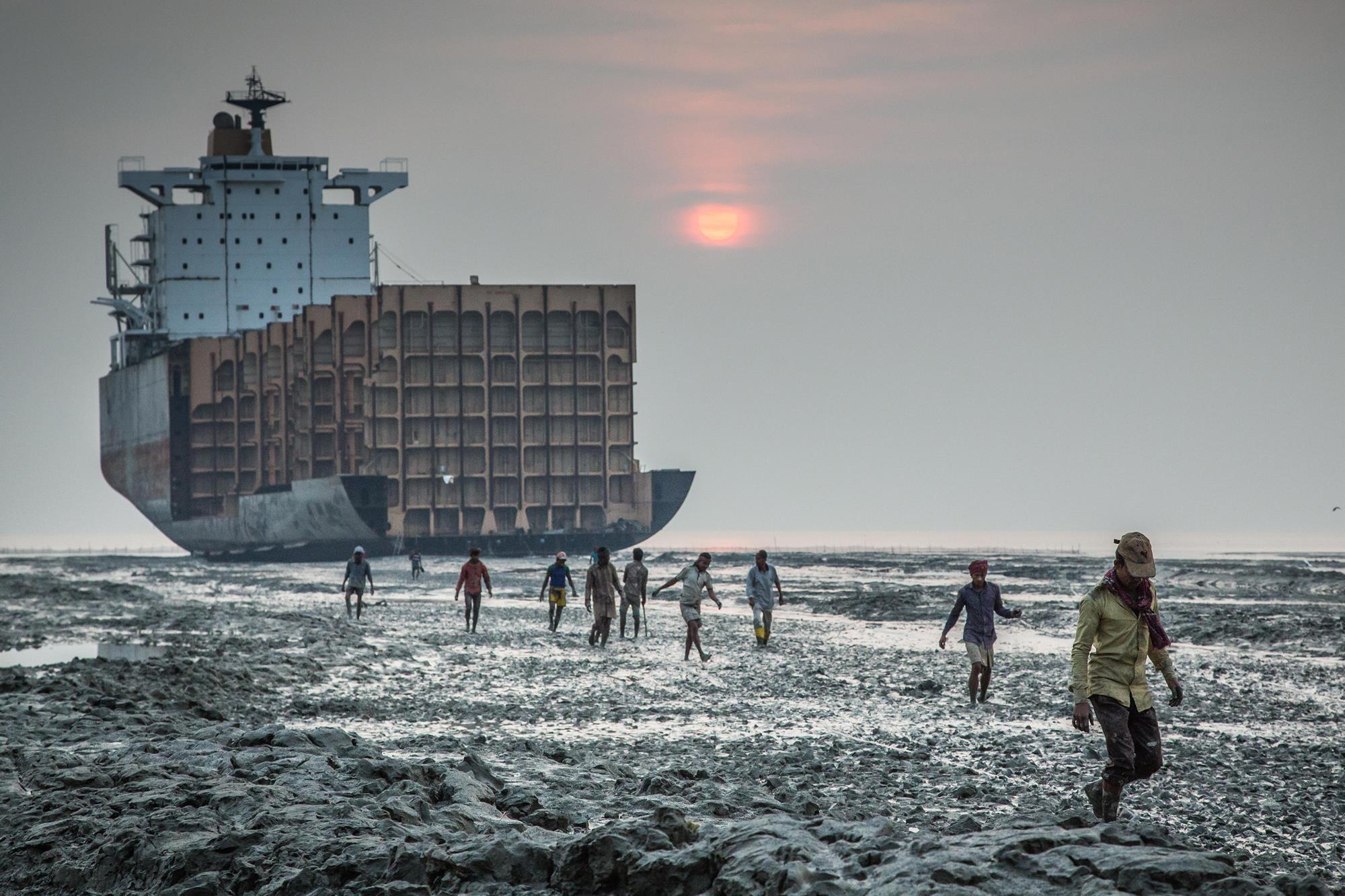 Reciclagem de navios continua sob pressão apesar de novas regras.