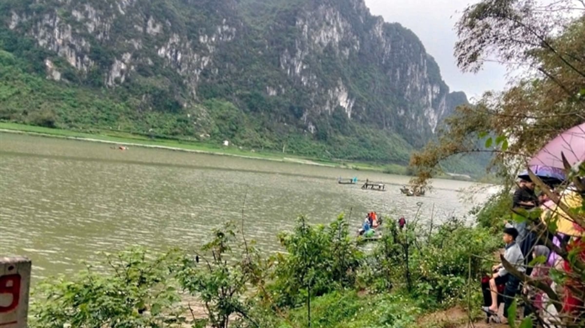 River boat capsizing leaves two dead in Vietnam's Quang Tri province