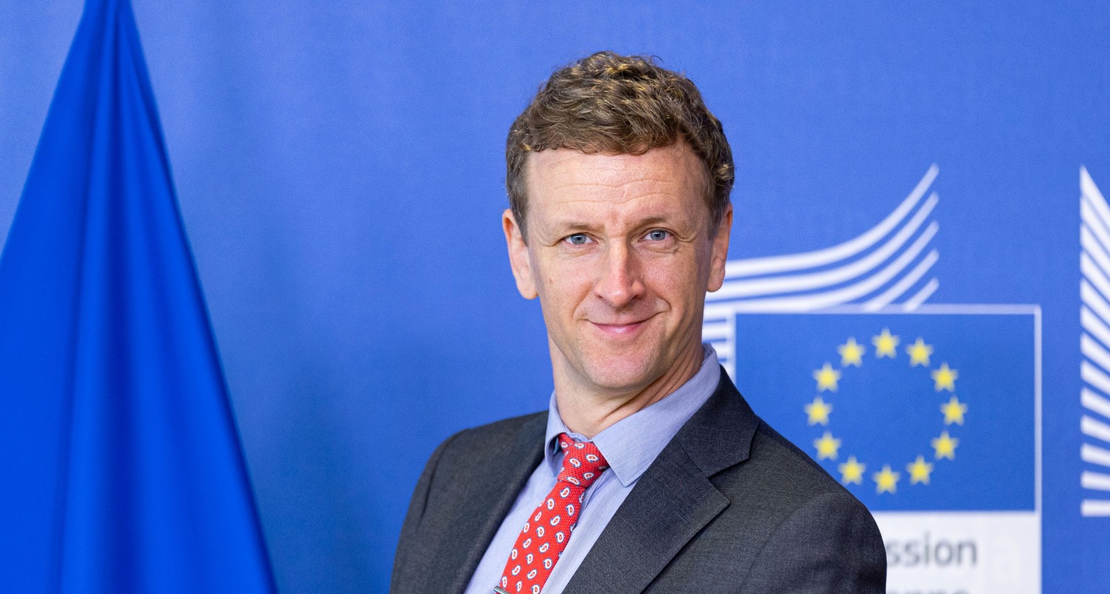 União Europeia pede estabilidade após tribunal dos EUA considerar ilegais tarifas de Trump.
