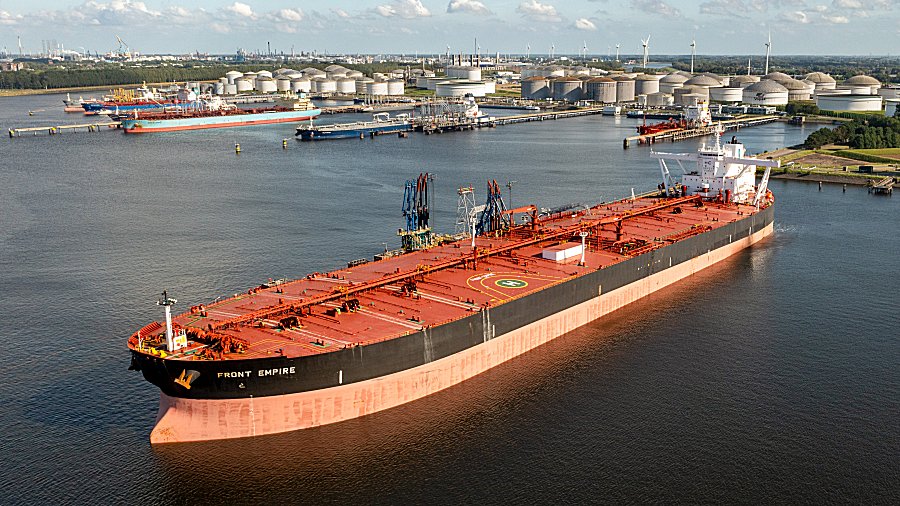 Maior navio de carga em 5 anos escala no Porto de Lisboa.