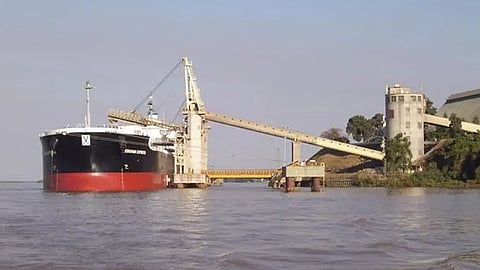 Greve de 48 horas no sector portuário na Argentina trava embarques de cereais.
