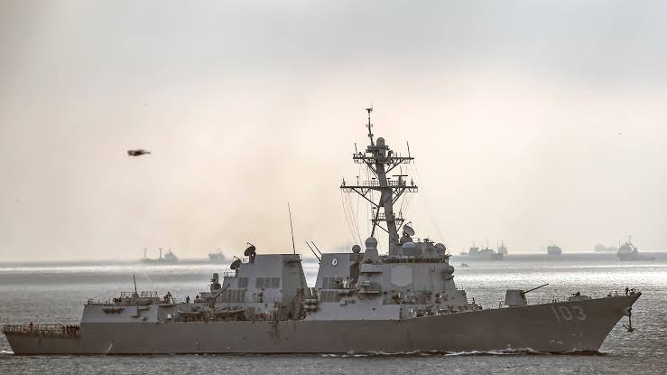 Marinha dos EUA destitui comandante do USS Truxtun após colisão durante reabastecimento no Caribe.