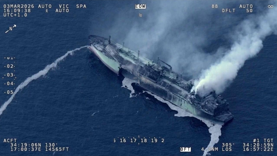 Metaneiro russo sancionado arde no Mediterrâneo após explosões. Suspeita de ataque com drone.