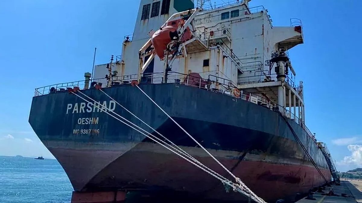Iranian bulkers sail from Persian Gulf despite war